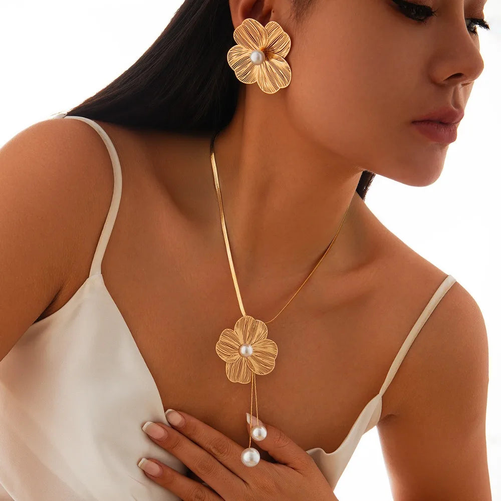 2pcs Set Luxury Personality Gold Color Stereo Flower Inlay Pearl Necklace Earrings Set for Women Wedding Paty Charm Jewelry Gift
